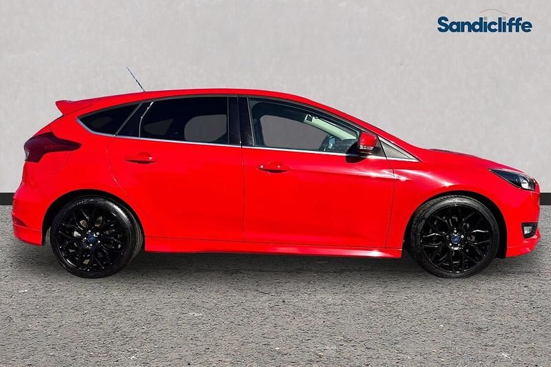 Used Ford Focus Zetec 125 HP (91 kW) 2015 Red Hatchback