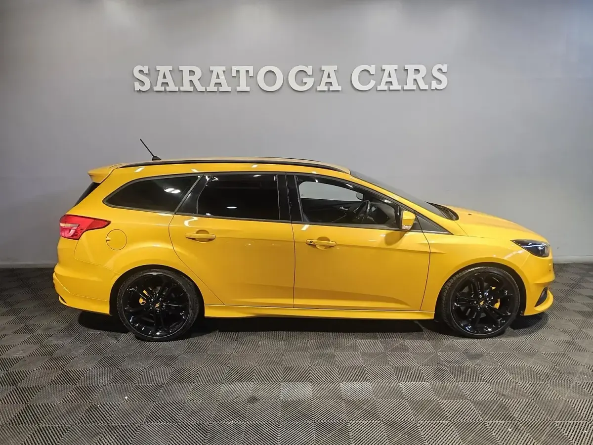 Used Ford Focus ST 250 HP (183 kW) 2017 Yellow Estate