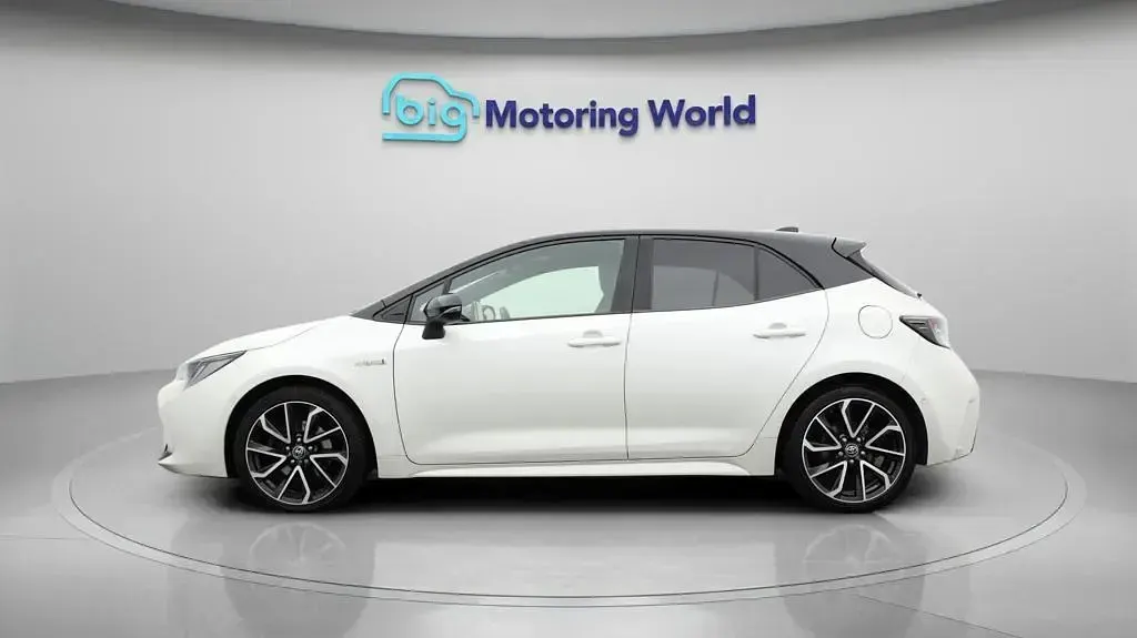 Used Toyota Corolla 184 HP (135 kW) 2021 White Hatchback