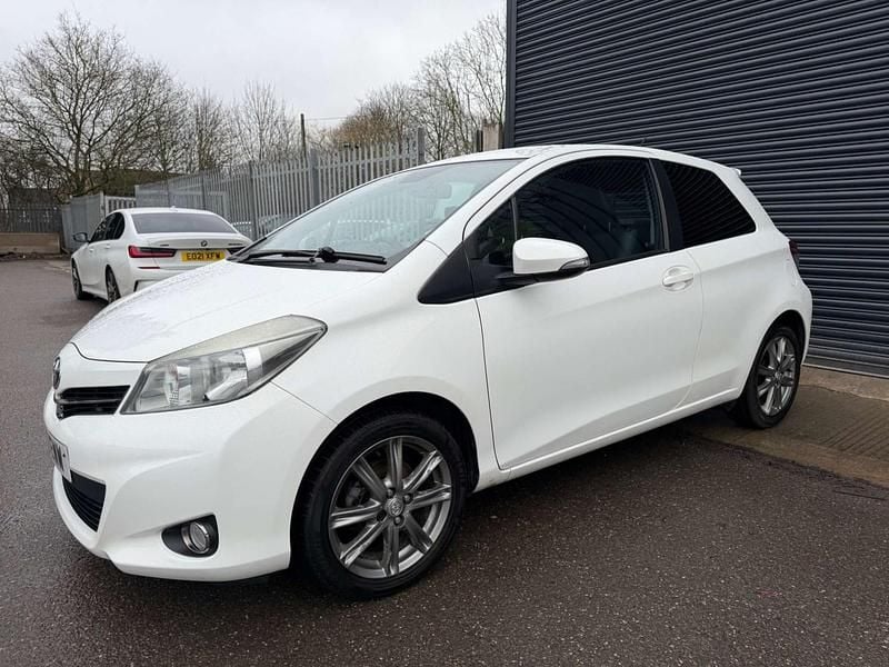 Used Toyota Yaris SR 99 HP (72 kW) 2012 White Hatchback