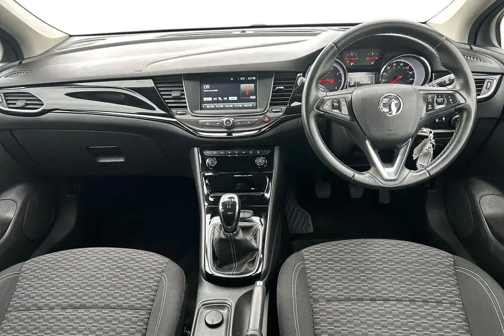Used Vauxhall Astra SRi 100 HP (73 kW) 2018 Black Hatchback