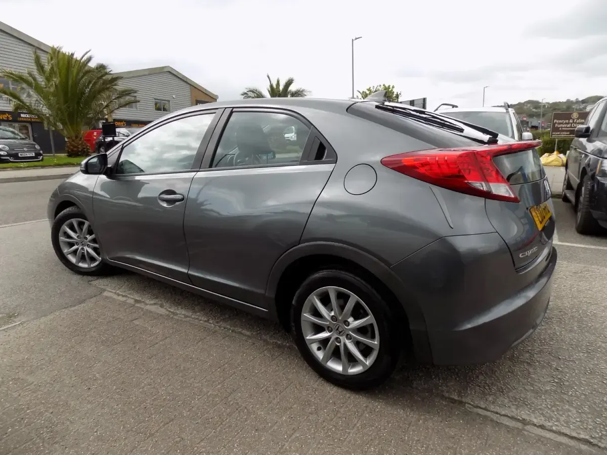 Begagnad Honda Civic EX 150 HK (110 kW) 2012 Grå Halvkombi