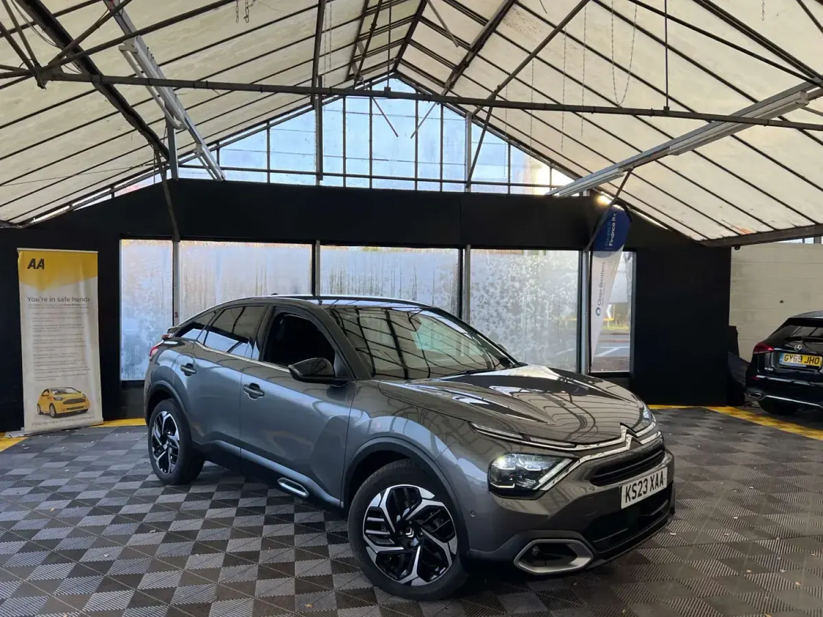 Usado Citroën C4 Shine 2023 Cinzento SUV