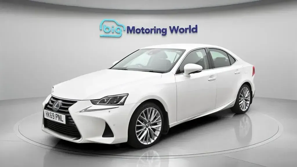 Used Lexus IS300h 223 HP (164 kW) 2019 White Sedan