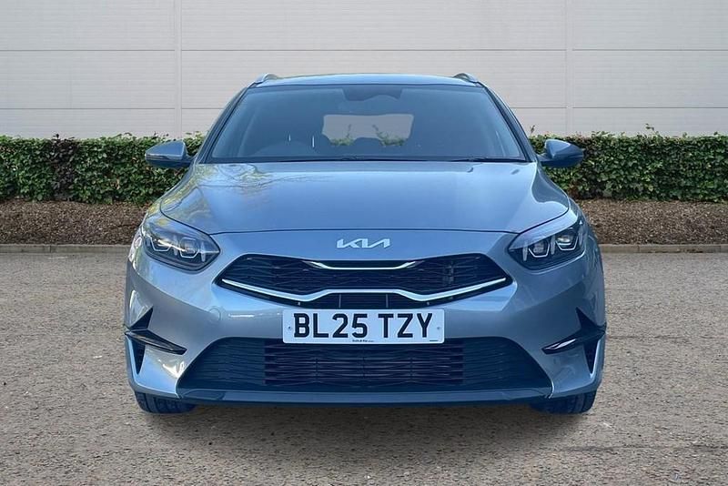Używany Kia Ceed 138 KM (101 kW) 2025 Srebrny Hatchback