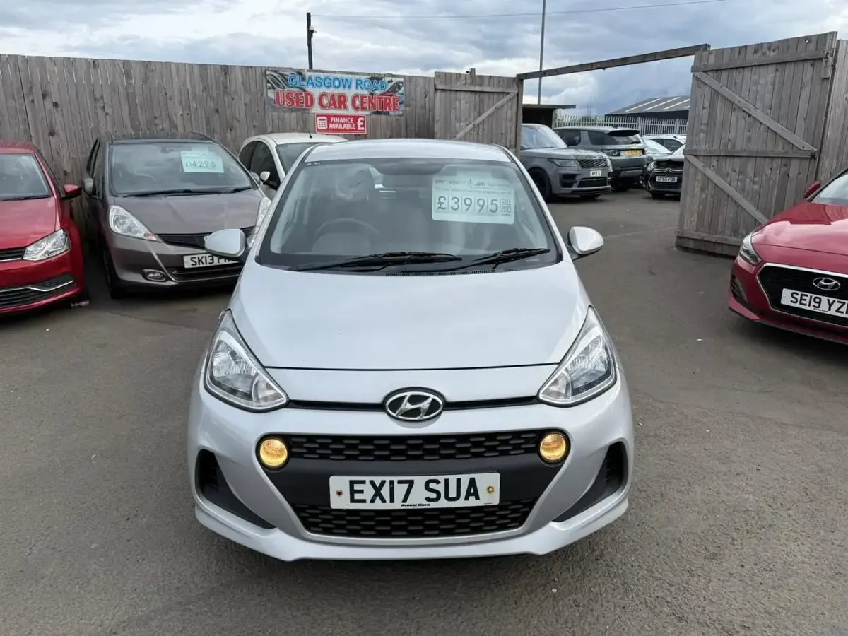 Usado Hyundai i10 SE 66 CV (48 kW) 2017 Plateado Utilitario