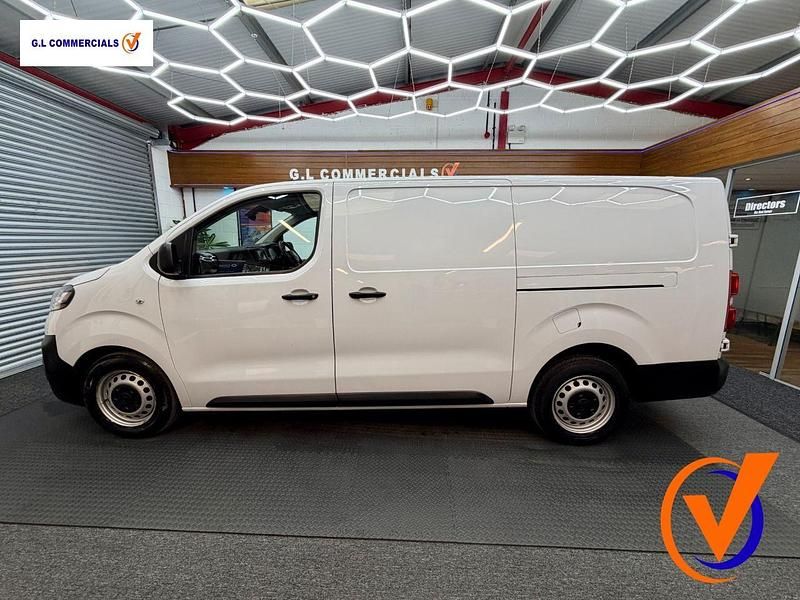 Used Vauxhall Vivaro S 100 HP (73 kW) 2021 White MPV