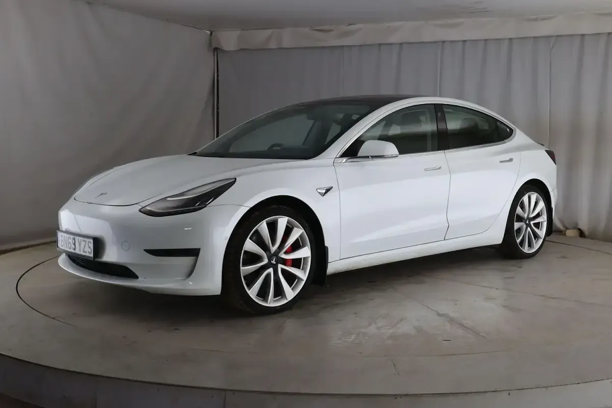 Used Tesla Model 3 Performance 82 kW (112 HP) 2019 White Sedan