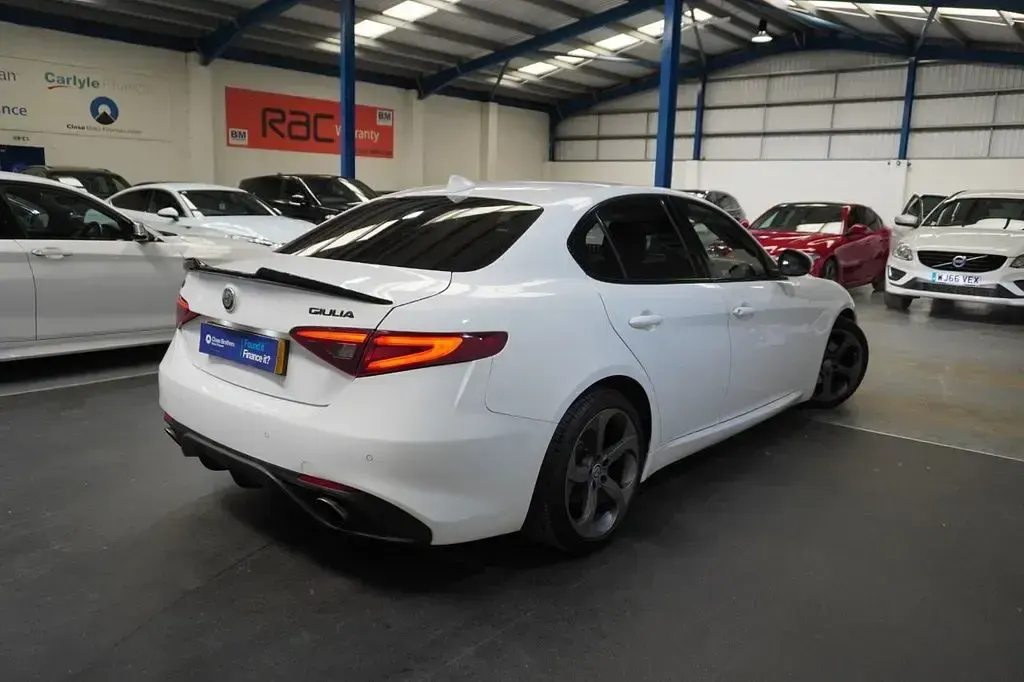 Used Alfa Romeo Giulia Saloon Edizione Speciale 180 HP (132 kW) 2017 White Sedan
