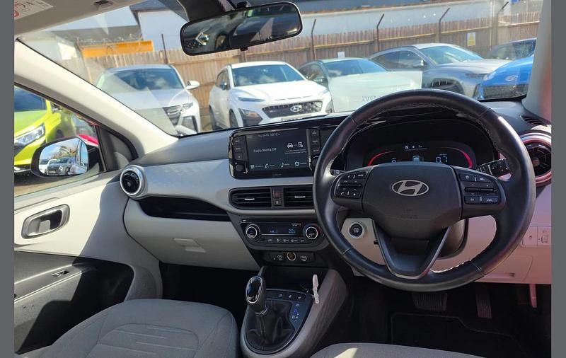 Used Hyundai i10 Premium 65 HP (47 kW) 2023 Red Hatchback