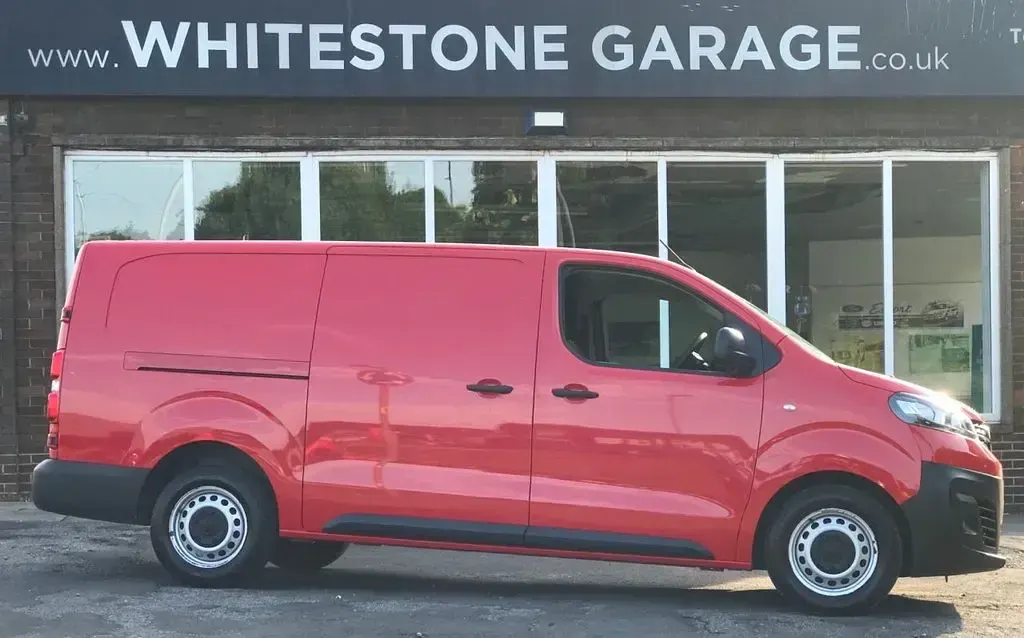 Used Vauxhall Vivaro S 100 HP (73 kW) 2022 Red MPV
