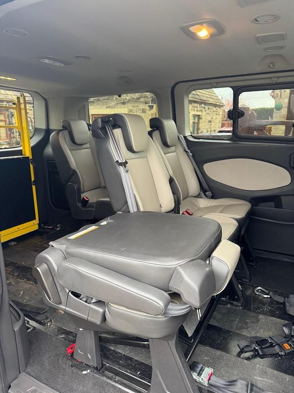 Usado Ford Tourneo Titanium 170 HP (125 kW) 2018 Cinzento Monovolume