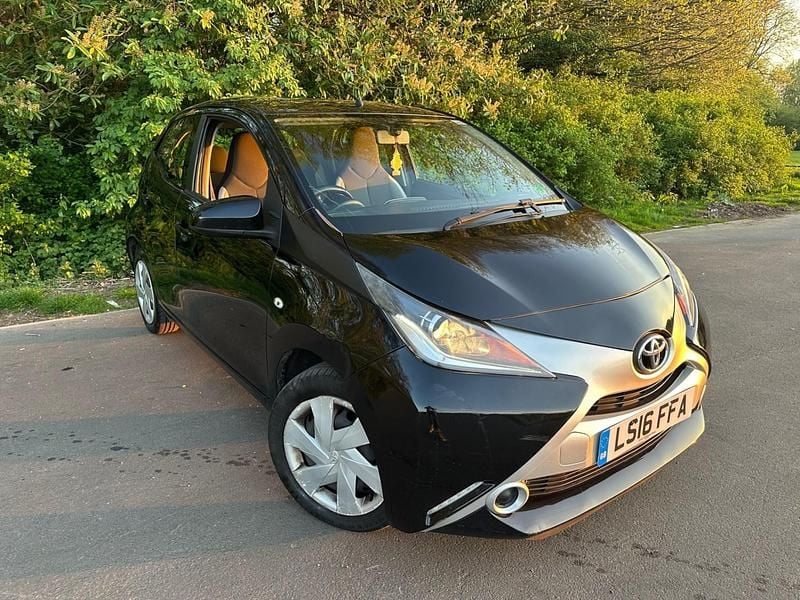 Usado Toyota Aygo X-play 69 HP (50 kW) 2016 Preto Citadino