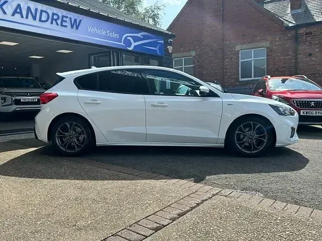 Used Ford Focus ST-Line 125 HP (91 kW) 2018 White Hatchback