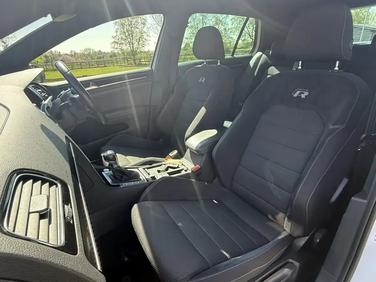 Używany VW Golf VII R 300 KM (220 kW) 2019 Biały Hatchback