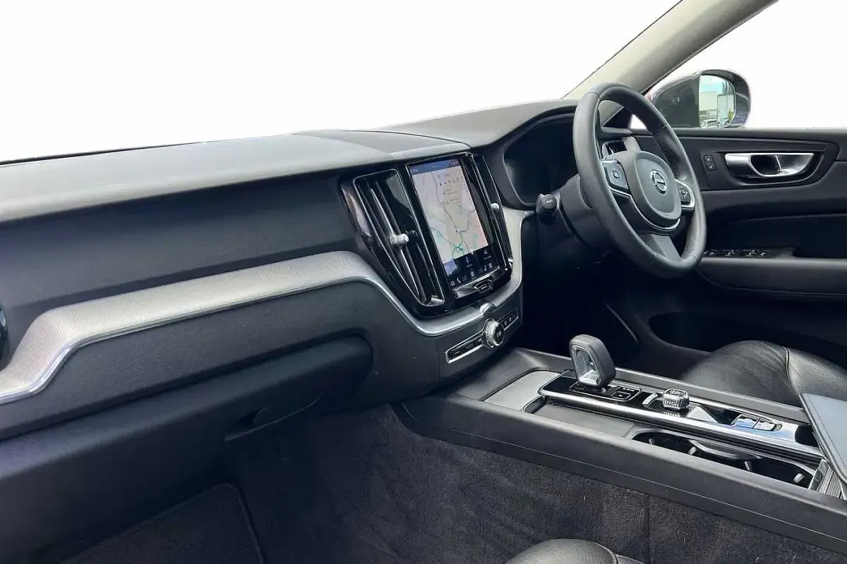 Used Volvo XC60 Core 350 HP (257 kW) 2022 Platinum grey SUV
