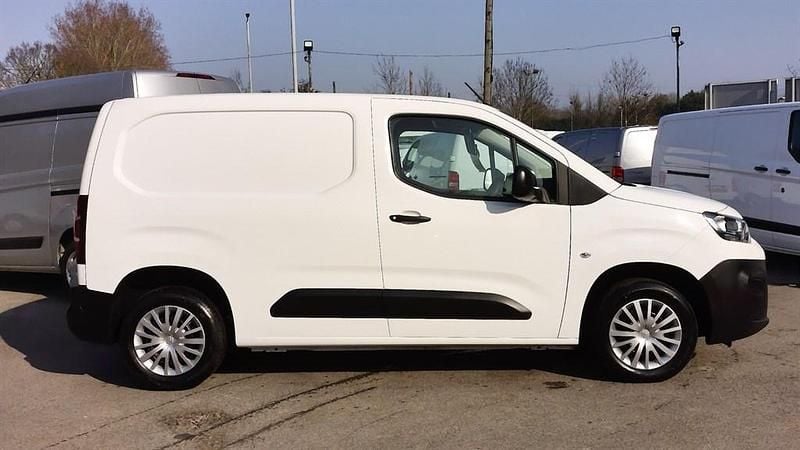 Used Citroën Berlingo 100 HP (73 kW) 2022 White MPV