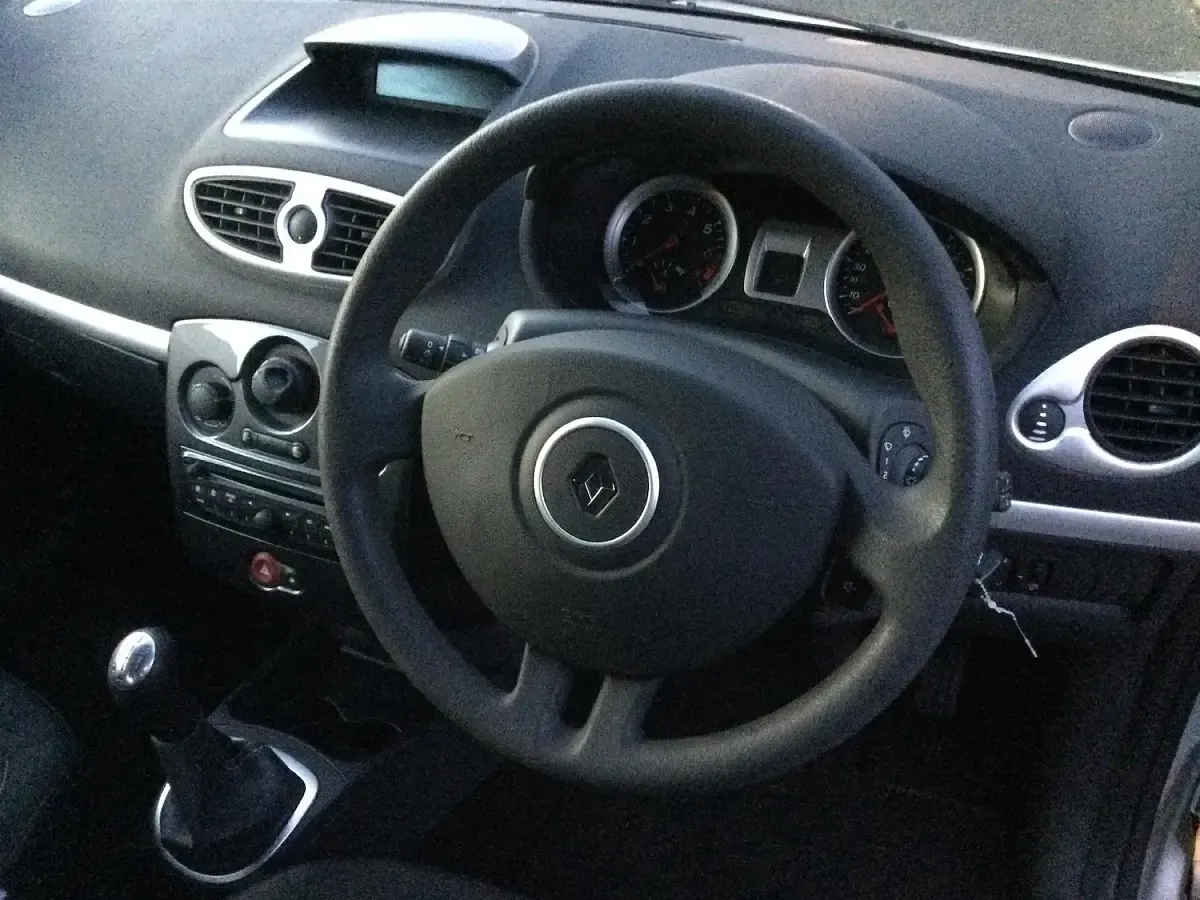 Used Renault Clio IV 75 HP (55 kW) 2012 Silver Hatchback