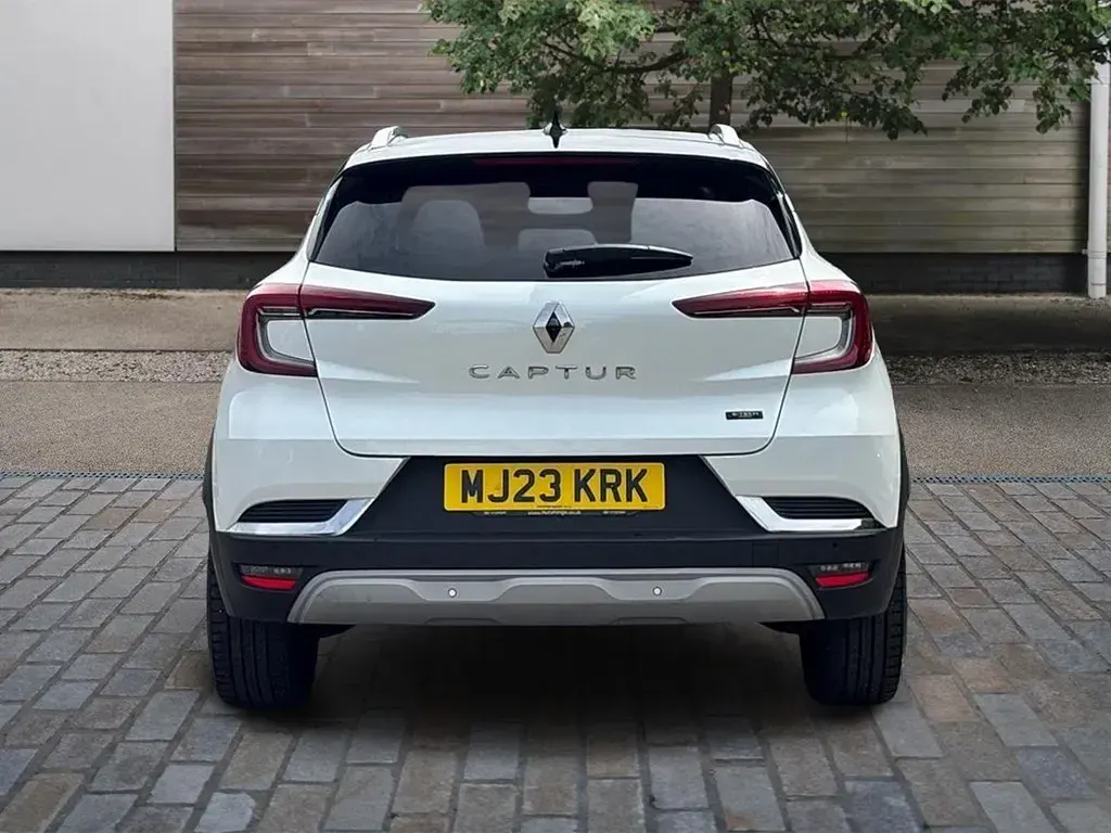 Used Renault Captur Techno 145 HP (106 kW) 2023 White/black SUV