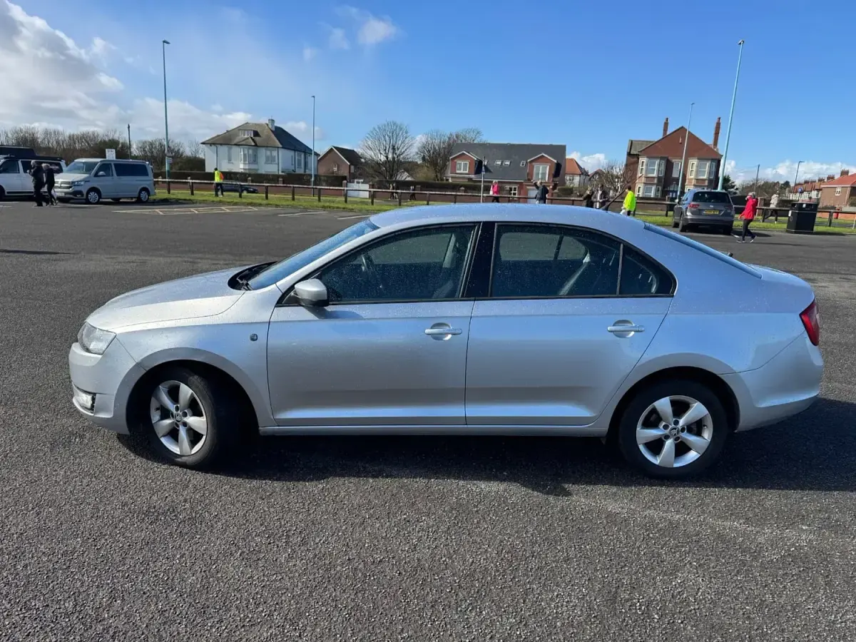 Begagnad Skoda Rapid SE 2013 Silver Halvkombi