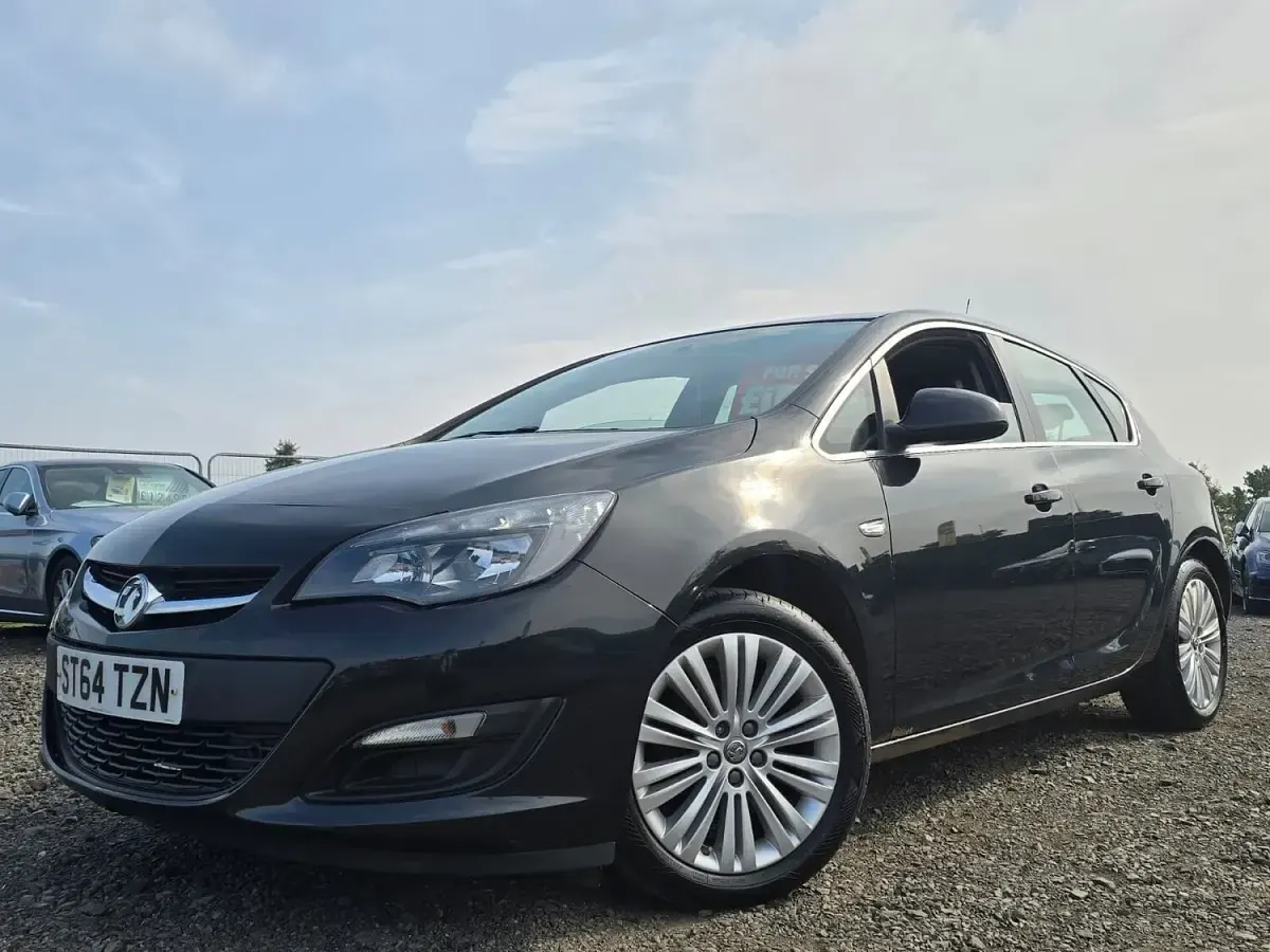 Used Vauxhall Astra Excite 115 HP (84 kW) 2014 Black Hatchback