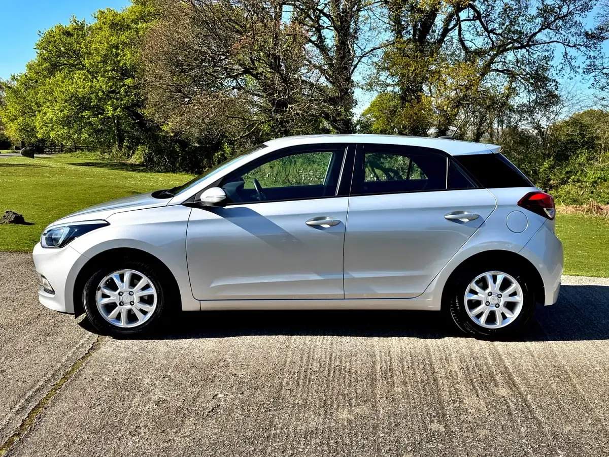 Used Hyundai i20 SE 84 HP (61 kW) 2017 Silver Hatchback
