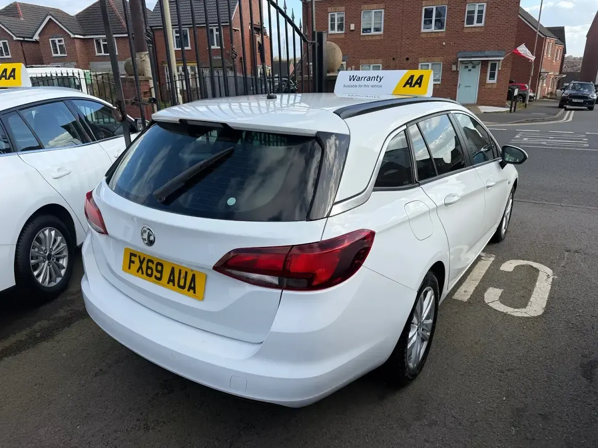 Used Vauxhall Astra Design Edition 136 HP (100 kW) 2019 White Estate