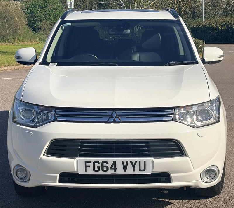 Used Mitsubishi Outlander P-HEV 2015 White Estate