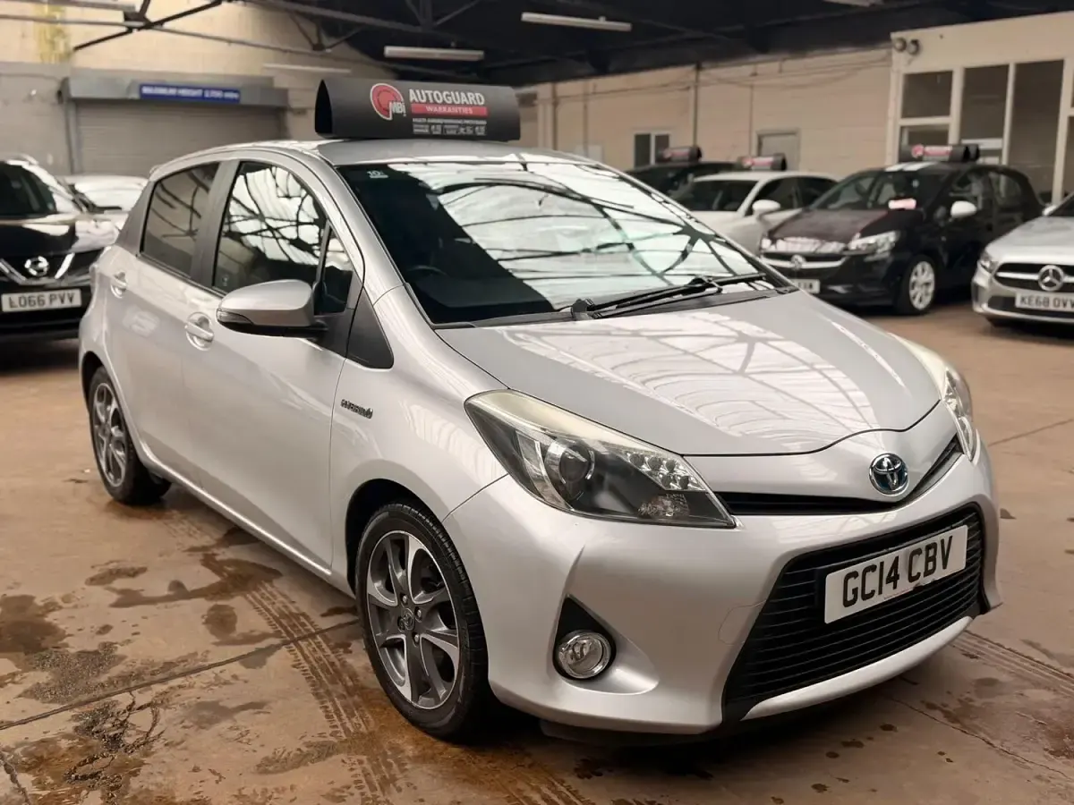 Used Toyota Yaris Hybrid Trend 101 HP (74 kW) 2014 Silver Hatchback