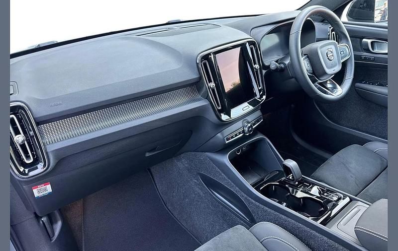 Usado Volvo XC40 Plus 197 HP (144 kW) 2025 Cinzento SUV