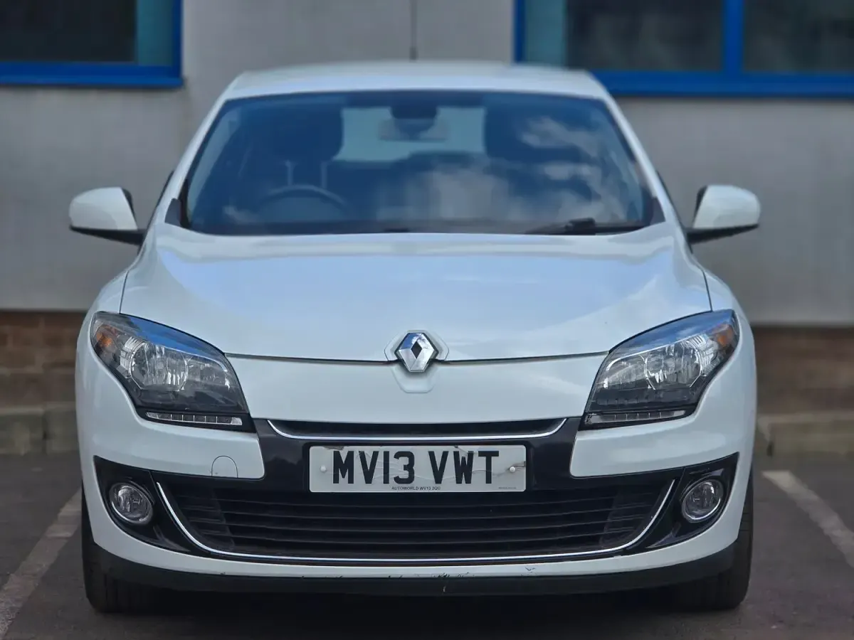 Used Renault Mégane III Dynamique 110 HP (80 kW) 2013 White Hatchback
