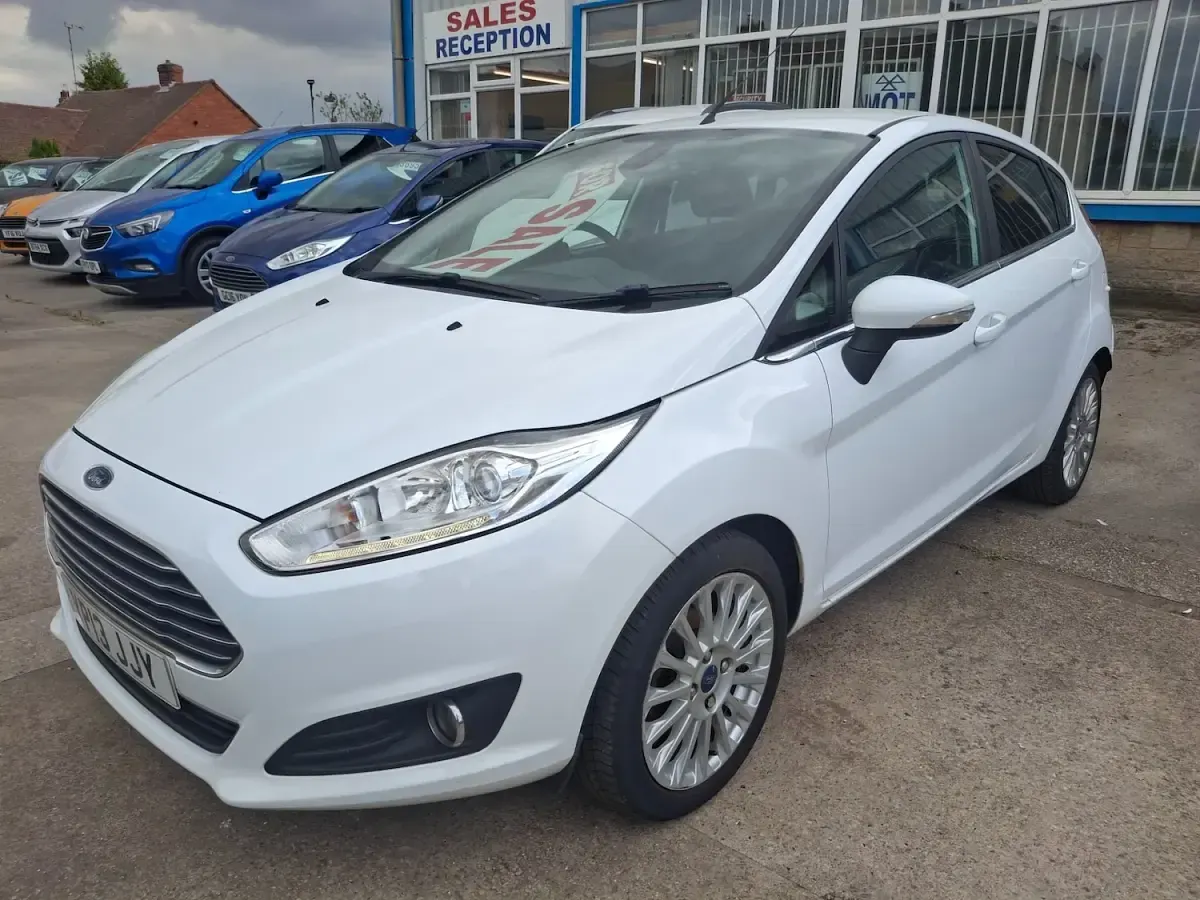 Used Ford Fiesta Titanium 125 HP (91 kW) 2013 White Hatchback