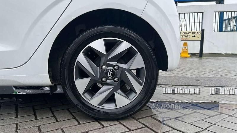 Used Hyundai i10 Advanced 65 HP (47 kW) 2023 White Hatchback