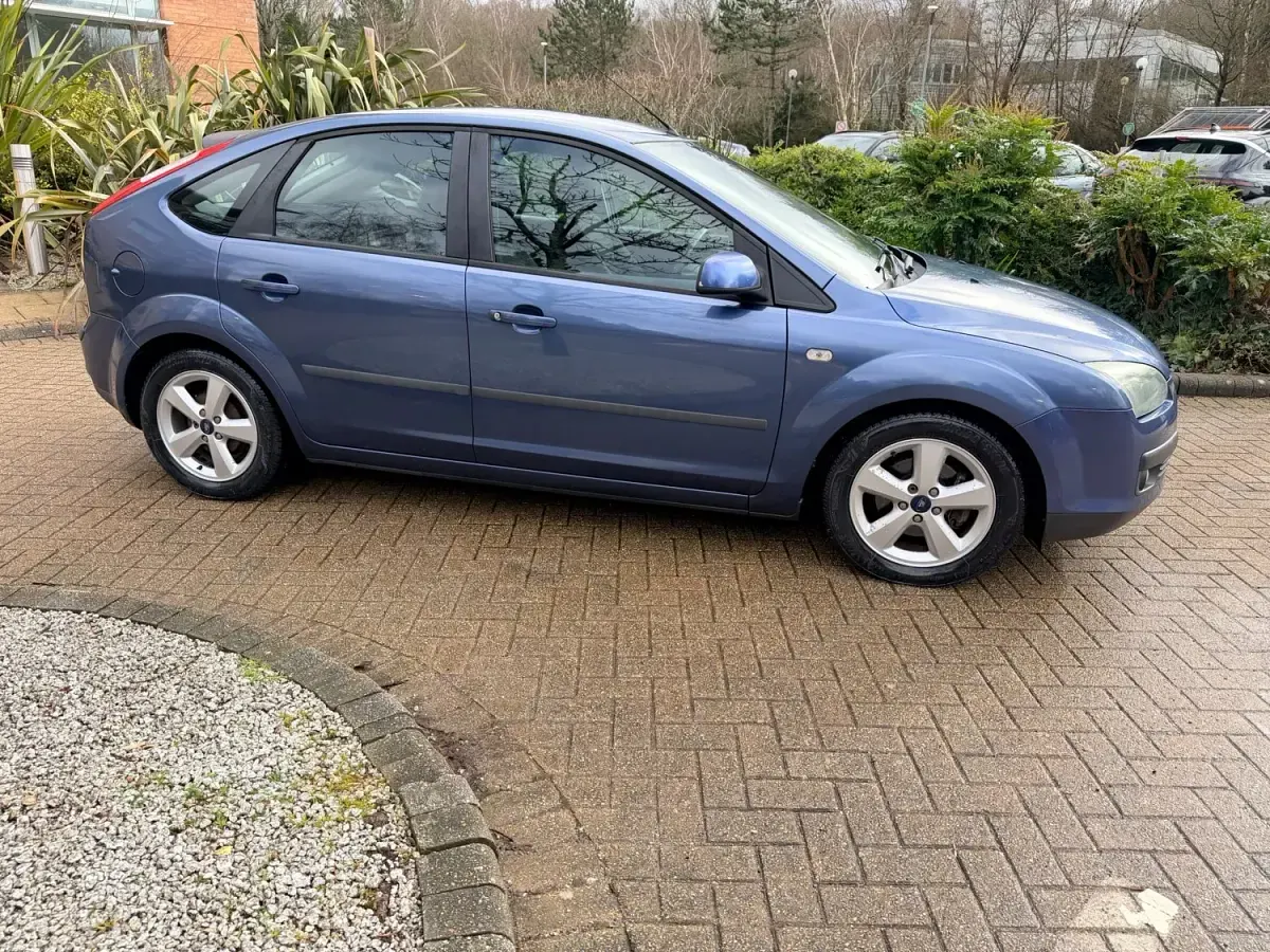 Second-hand Ford Focus Zetec 110 CP (80 kW) 2006 Albastru Hatchback