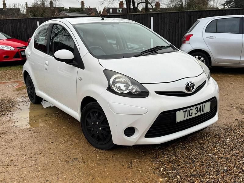 Used Toyota Aygo 68 HP (50 kW) 2012 White Hatchback