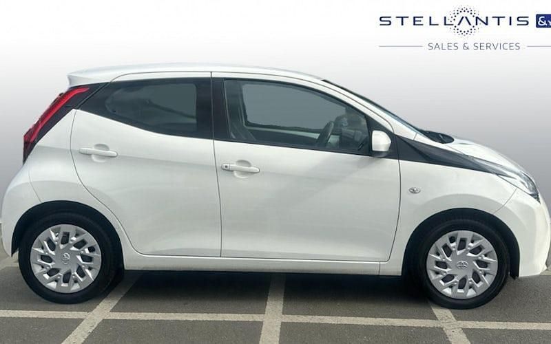 Used Toyota Aygo X-play 72 HP (52 kW) 2019 White Hatchback