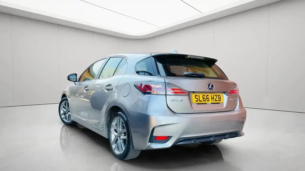 Used Lexus CT200h Executive Line 136 HP (100 kW) 2016 Silver Hatchback