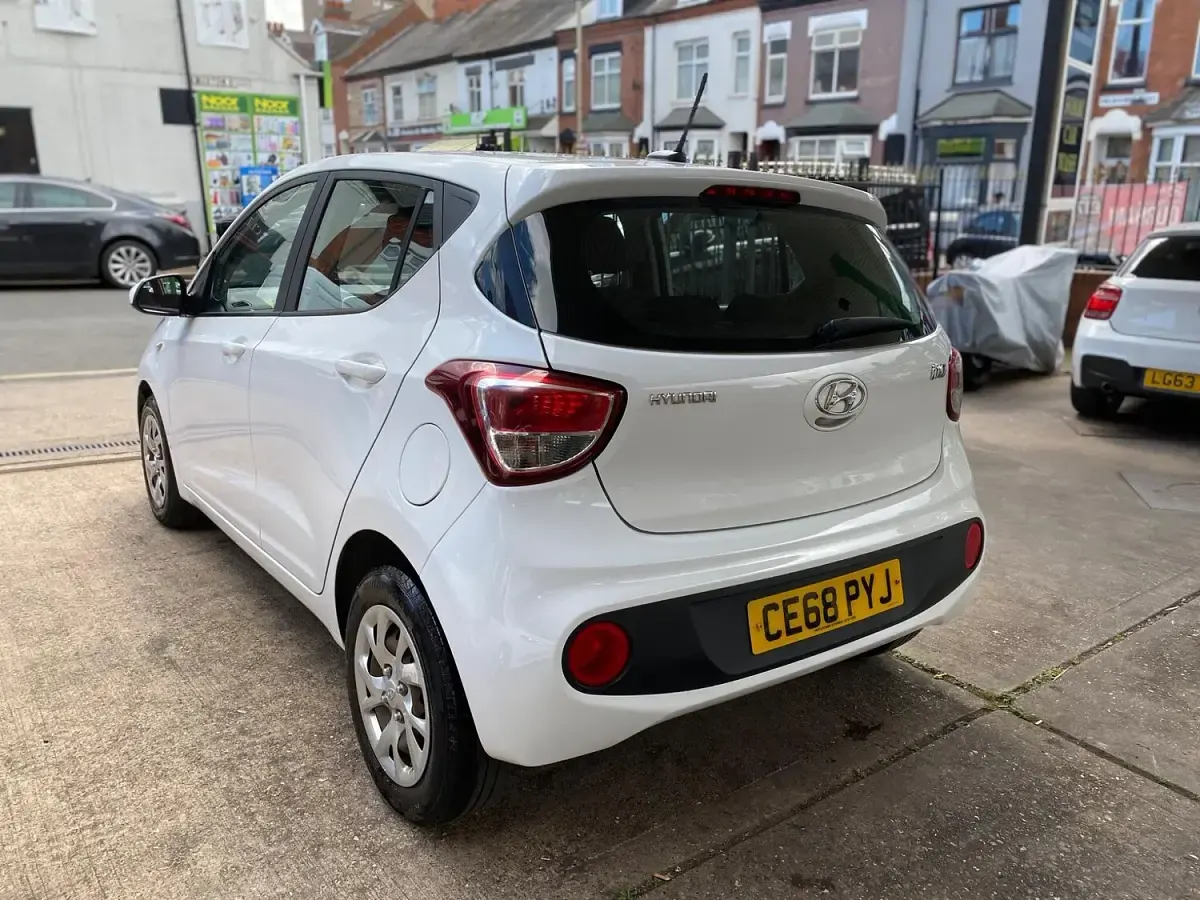 Used Hyundai i10 SE 87 HP (63 kW) 2018 White Hatchback