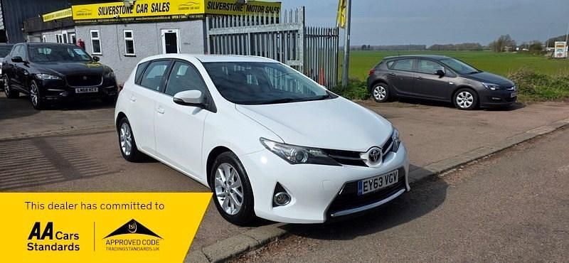 Used Toyota Auris 2013 White Hatchback