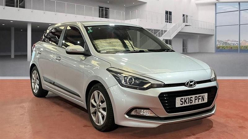 Used Hyundai i20 Premium 100 HP (73 kW) 2016 Silver Hatchback