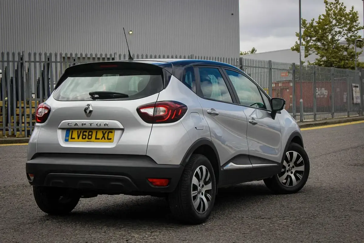 Used Renault Captur Play 2018 Silver/black SUV