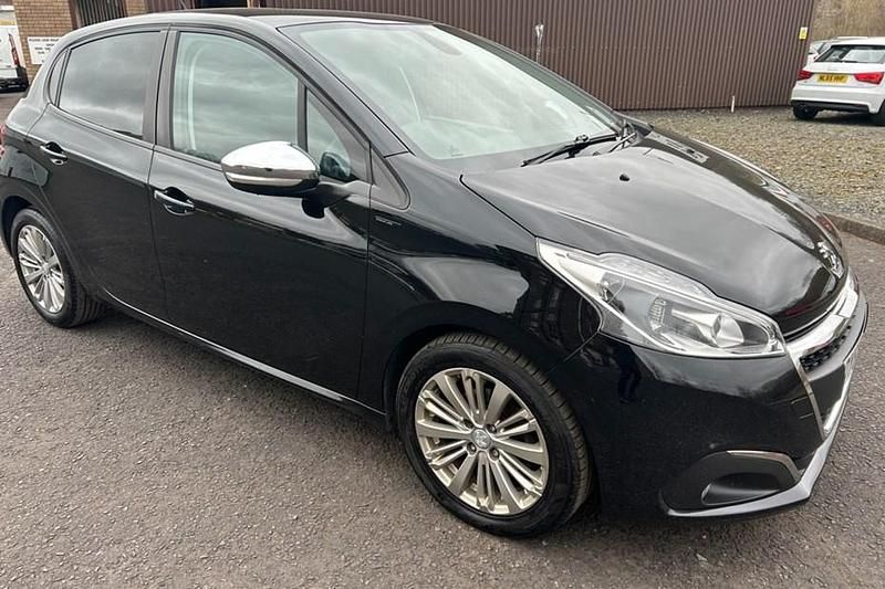 Used Peugeot 208 Signature Sky 82 HP (60 kW) 2019 Black Hatchback