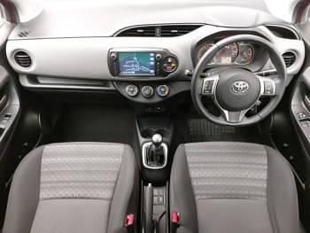 Używany Toyota Yaris 99 KM (72 kW) 2017 Czerwony Hatchback