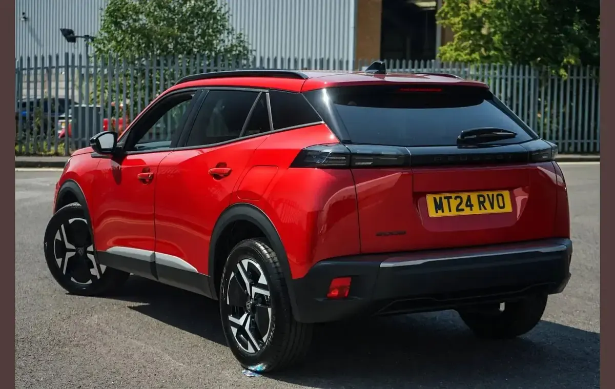 Used Peugeot 2008 Allure 100 HP (73 kW) 2024 Red SUV