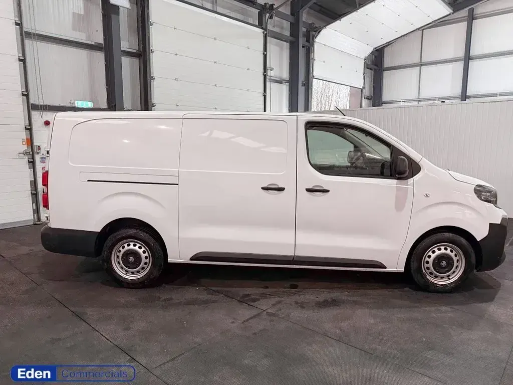 Used Vauxhall Vivaro 145 HP (106 kW) 2024 White MPV