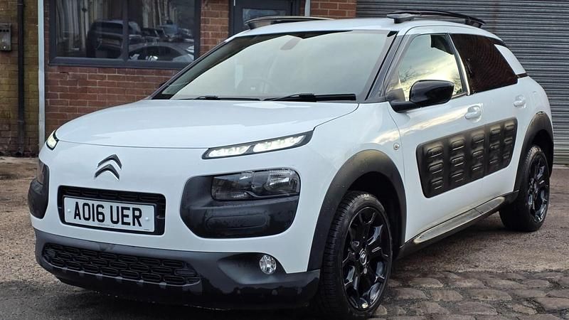 Used Citroën C4 Cactus Flair 82 HP (60 kW) 2016 White Hatchback