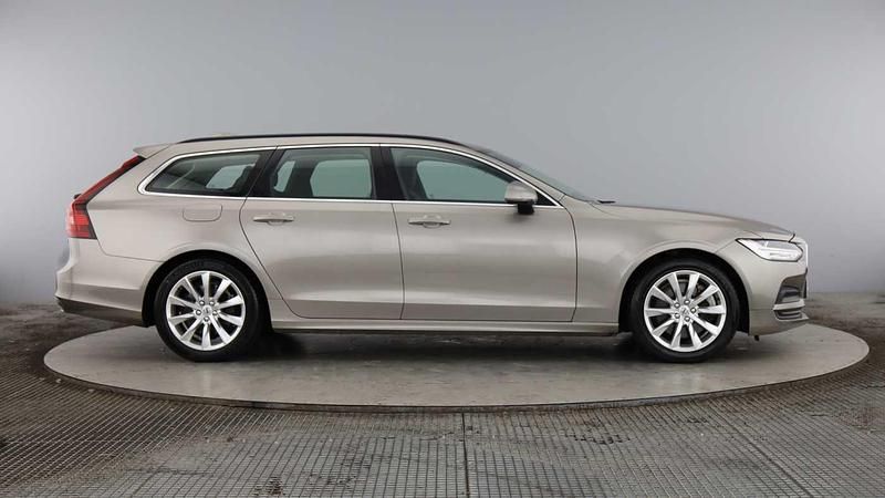 Usado Volvo V90 Momentum 197 HP (144 kW) 2022 Cinzento Carrinha