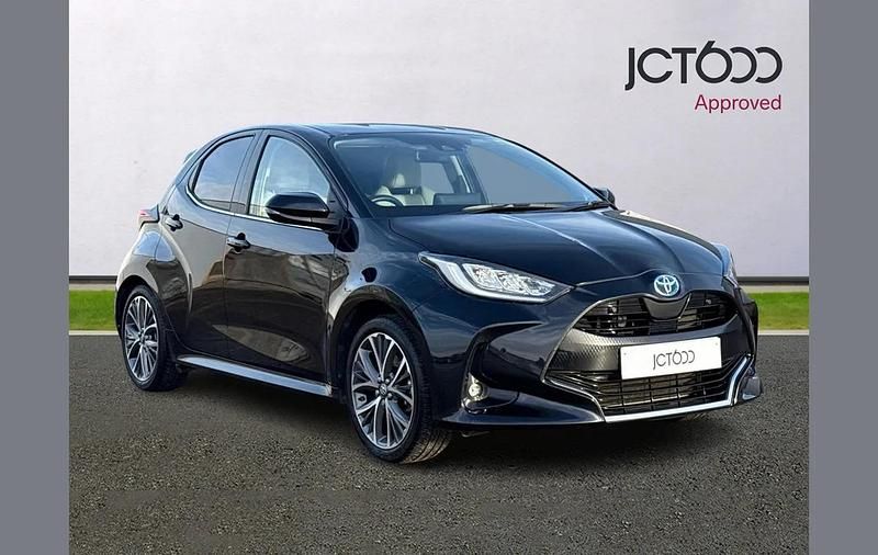 Black Used 2022 Toyota Yaris Hybrid Hatchback | £19,000 (Fair price) - Image 1/4