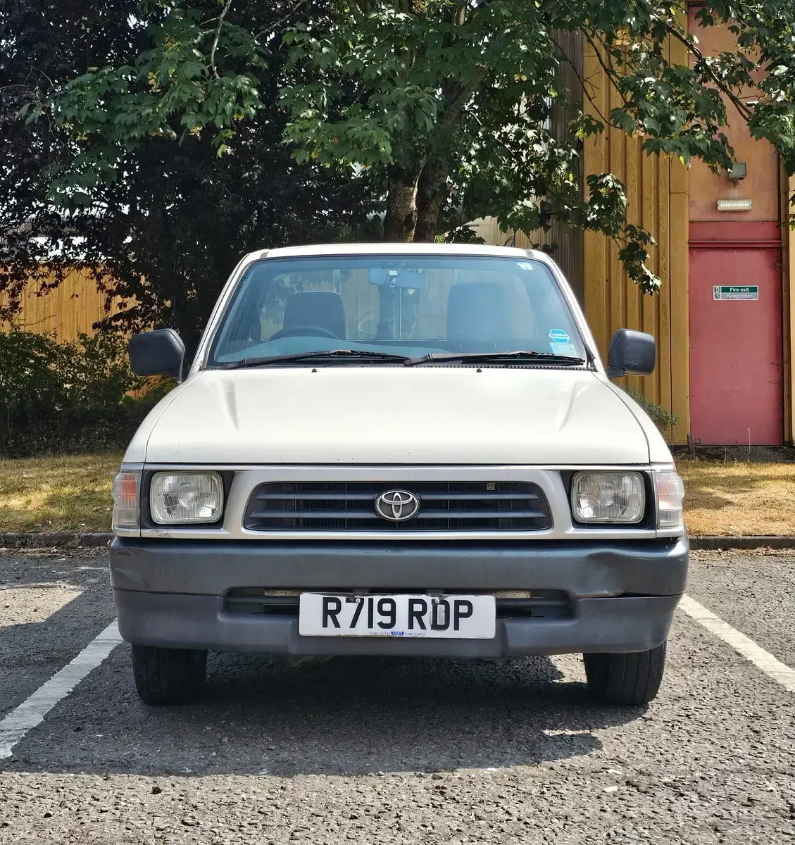 Used Toyota HiLux 97 HP (71 kW) 1998 White Pickup