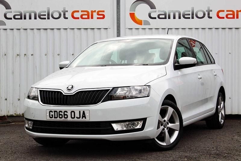 White Used 2016 Skoda Rapid SE Hatchback | £6,490 (Fair price) - Image 1/3
